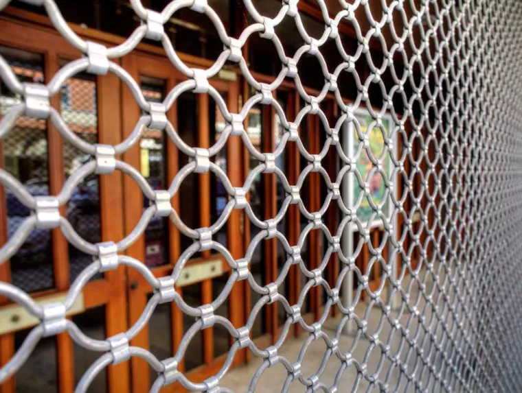 Fabriquer une grille de protection extensible sur mesure pour son magasin, Mougins, Envol et fermetures